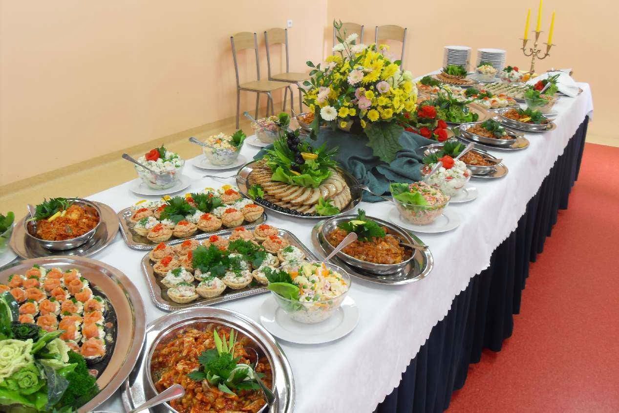 Zimny bufet cateringowy, przekąski na paterach, tartaletki, sałatki i pieczone mięsa